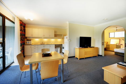 Absolute Beachfront Smugglers On The Beach - Hotel Gold Coast 1