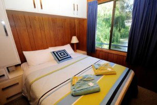 Moving Waters Self Contained Moored Houseboat - Hotel Gold Coast 3
