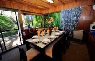 Moving Waters Self Contained Moored Houseboat - Hotel Gold Coast 4