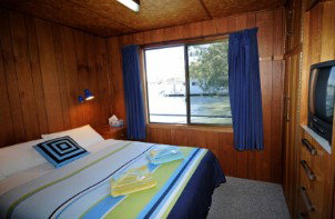 Moving Waters Self Contained Moored Houseboat - Hotel Gold Coast 6