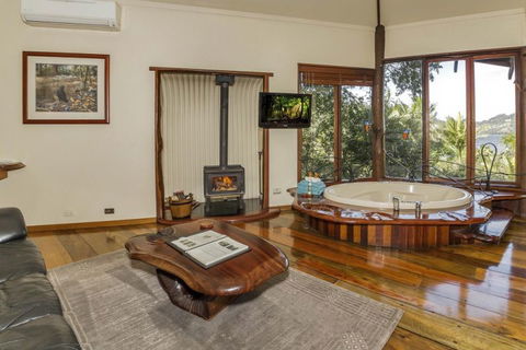 Secrets On The Lake - Hotel Gold Coast 2