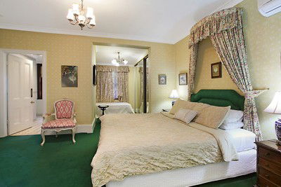 The Old George And Dragon Guesthouse - Hotel Gold Coast 2