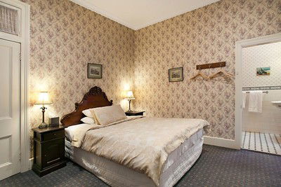 The Old George And Dragon Guesthouse - Hotel Gold Coast 3