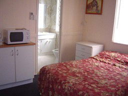 Affordable Accommodation Proserpine - Hotel Gold Coast 4