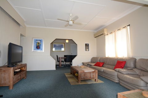 AMELIA STREET GLADSTONE 5 BEDROOMS - Hotel Gold Coast 1