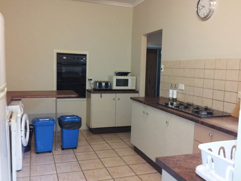 AMELIA STREET GLADSTONE 5 BEDROOMS - Hotel Gold Coast 3