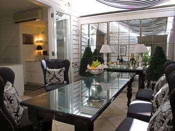 Andre's Mews Luxury Serviced Apartments - Hotel Gold Coast 4