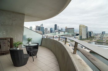 AKOM Docklands - Hotel Gold Coast 39