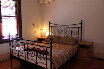 Burwood Bed And Breakfast - Hotel Gold Coast 4