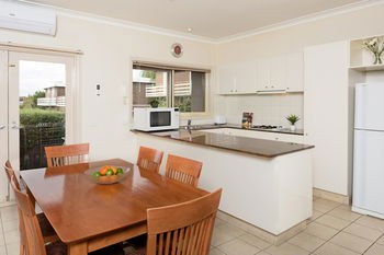 Apartments @ Kew Walpole Gardens - Kew Serviced Townhouses - Hotel Gold Coast 9