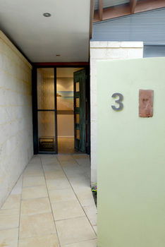 By The Beach B&B And Apartments - Hotel Gold Coast 7