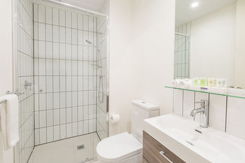 City Edge Box Hill - Hotel Gold Coast 12