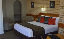 Hilltops Retreat Motor Inn - Young - Hotel Gold Coast 1