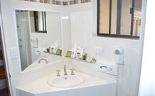 Hilltops Retreat Motor Inn - Young - Hotel Gold Coast 0