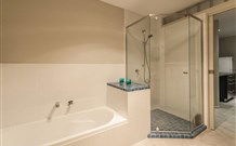 Hil's Place - Hotel Gold Coast 1