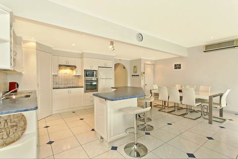 SALT Waterfront Apartment - Hotel Gold Coast 2