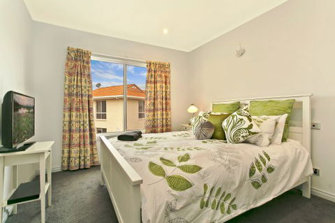 SALT Waterfront Apartment - Hotel Gold Coast 6