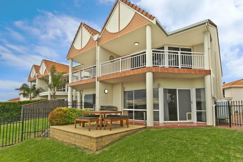 SALT Waterfront Apartment - Hotel Gold Coast 8