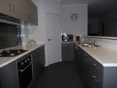 Adelaide Holiday House - Hotel Gold Coast 6