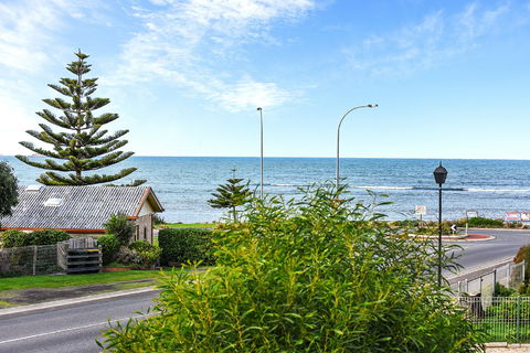 Ariadne - A Hop Skip And A Jump To The Beach With Sea Views - Hotel Gold Coast 0