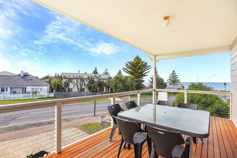 Ariadne - A Hop Skip And A Jump To The Beach With Sea Views - Hotel Gold Coast 1
