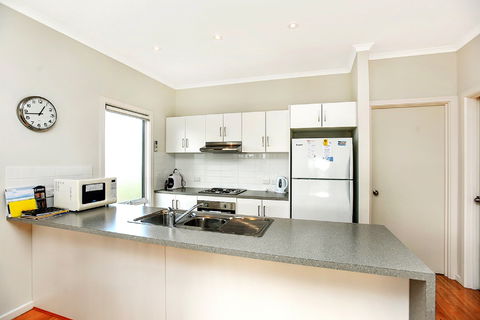 Ariadne - A Hop Skip And A Jump To The Beach With Sea Views - Hotel Gold Coast 4