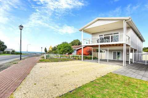Ariadne - A Hop Skip And A Jump To The Beach With Sea Views - Hotel Gold Coast 9