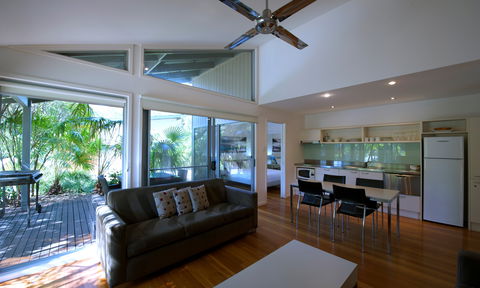 Mobys Beachside Retreat - Hotel Gold Coast 2