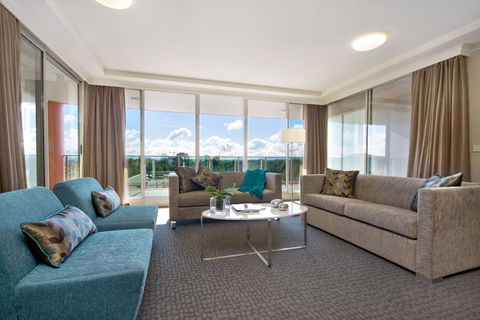 Pacific Suites Canberra - Hotel Gold Coast 2