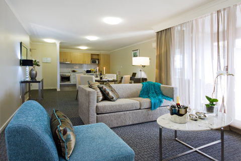 Pacific Suites Canberra - Hotel Gold Coast 5