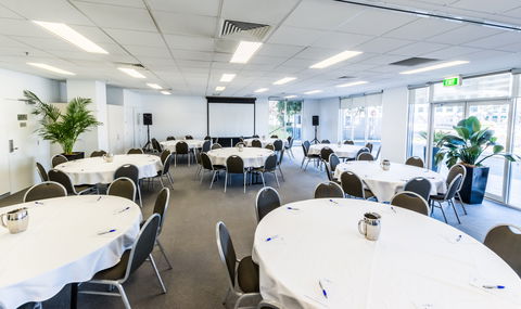 Pacific Suites Canberra - Hotel Gold Coast 8