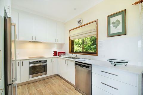 Alva Lee - Hotel Gold Coast 2