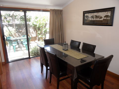 Adelaide Serviced Accommodation - Archer Townhouse - Hotel Gold Coast 1