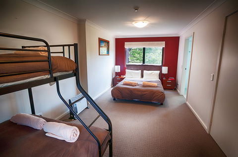 Aspen Creek 3 - Hotel Gold Coast 0