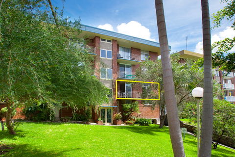 Bikini - Hotel Gold Coast 2