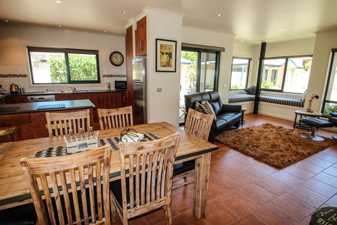 Avignon In Bright - Hotel Gold Coast 1