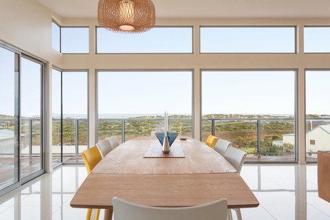 Neighbour Avenue - Hotel Gold Coast 1