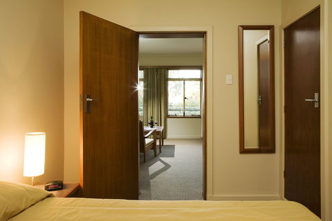 University House - Hotel Gold Coast 2