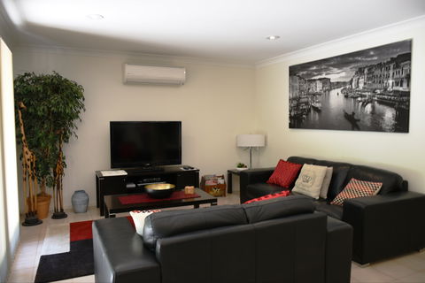 Wagga Riverside Apartments - Hotel Gold Coast 2