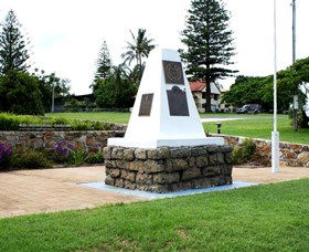 Dunwich War Memorial - Hotel Gold Coast 0