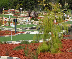 18 Hole Mini Golf - Club Husky - Hotel Gold Coast 0
