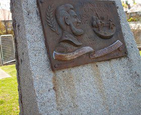 Thunderbolt's Statue And Constable Walker Memorial - Hotel Gold Coast 0