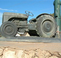 Ferguson Tractor Monument - Hotel Gold Coast