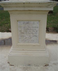 The Coronation Lamp Memorial - Hotel Gold Coast 1