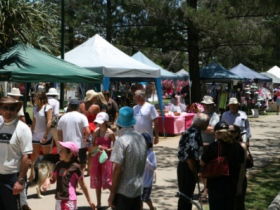 Burleigh Art And Craft Markets - Hotel Gold Coast 3