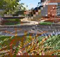 Bauer and Wiles Memorial Fountain - Hotel Gold Coast