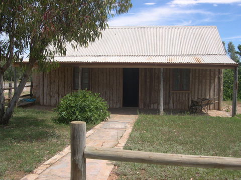 Early Settlers Cottage (Solly's Hut) - Hotel Gold Coast 0