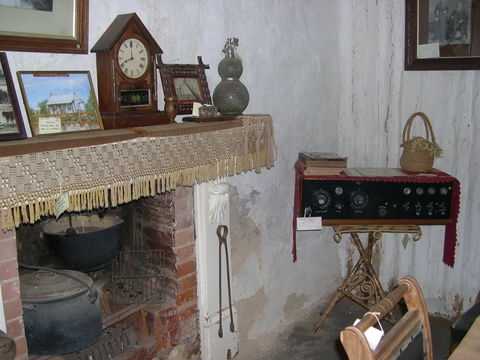Early Settlers Cottage (Solly's Hut) - Hotel Gold Coast 1