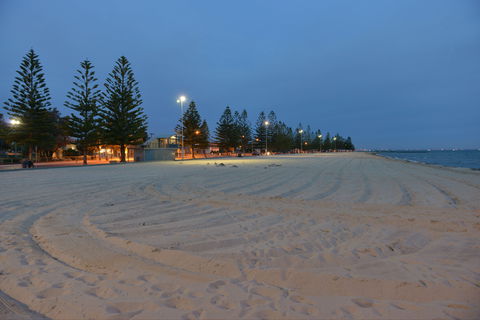 Altona Beach - Hotel Gold Coast 1
