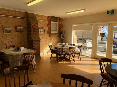Anglican Community Cafe, Limestone Art Gallery & Cornish Garden - Hotel Gold Coast 2